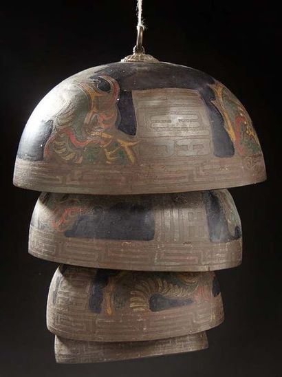 JAPON Suite de quatre cloches superposées en métal laqué à motif de dragons.
Vers...