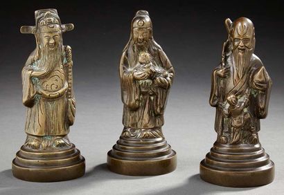 CHINE Trois figurines en bronze figurant trois immortels se tenant debout sur des...