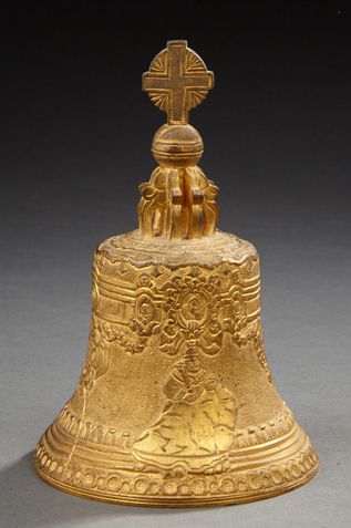 ASIE DU SUD EST ou EUROPE Rare cloche en bronze doré à motif catholique
XIXe siècle
H....