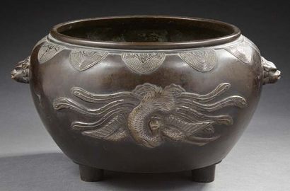 CHINE Pot en bronze tripode décoré de deux paons et épaulé de masques de taotie.
Dim....