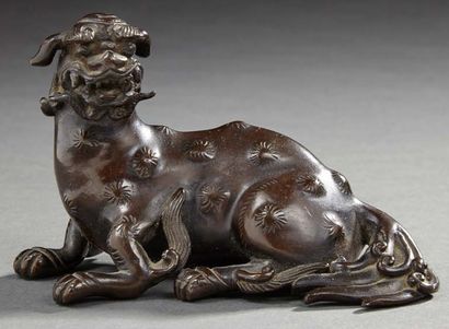 JAPON Figurine en bronze à patine brun rouge représentant un lion bouddhique couché,...