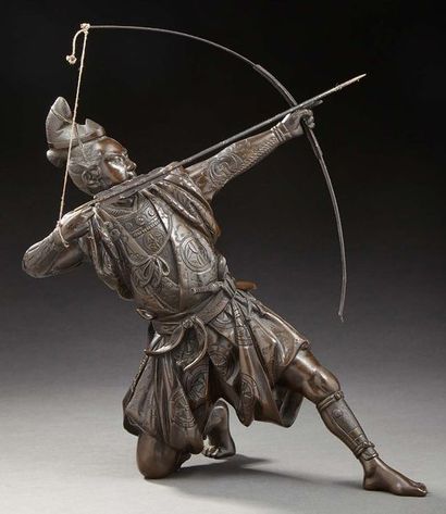 JAPON Figurine en bronze représentant un samouraï, une jambe en génuflexion tirant...