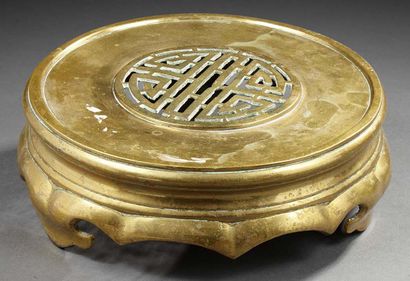 CHINE Plateau rond en bronze ajouré au centre d'un symbole Shou.
Diam. : 28 cm