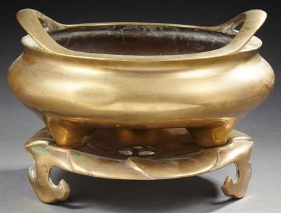 CHINE Brûle-parfum circulaire tripode à deux anses en bronze
Marque au revers.
XIXe...