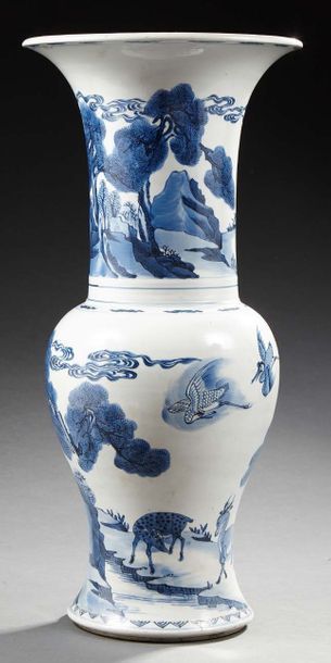 CHINE Beau vase yenyen en porcelaine décoré en bleu sous couverte de couples de daims...