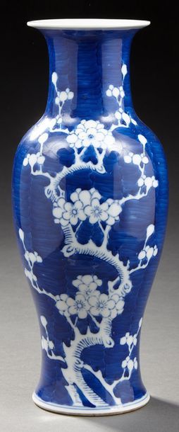 CHINE Vase de forme balustre en porcelaine à fond bleu sous couverte décoré en blanc...