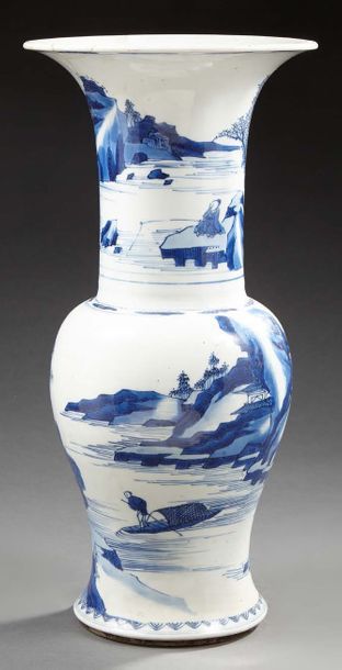 CHINE Vase YENYEN en porcelaine décoré en bleu sous couverte d'un paysage lacustre...