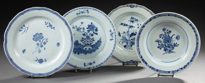 CHINE Ensemble de porcelaine à motifs bleus et blancs comprenant quatre sous tasses,...