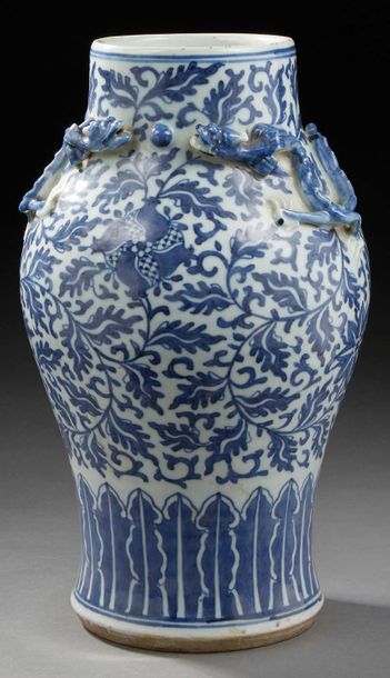 CHINE Vase en porcelaine de forme balustre, les anses figurant des chimères décoré...