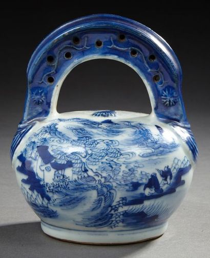 VIETNAM Verseuse à chaux en porcelaine de Hué, l'anse à fond bleu ajourée à motifs...
