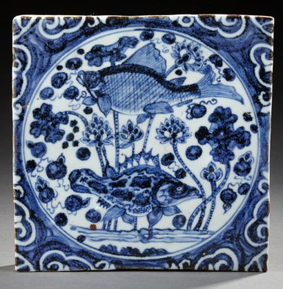 CHINE Carreau mural en porcelaine décorée en bleu sous couverte dans le style des...