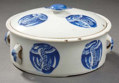 JAPON Pot circulaire couvert en porcelaine décoré de mõnes représentant des grues...