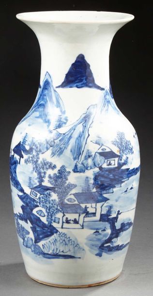 CHINE Vase à col évasé en porcelaine à motif de paysage montagneux et pagodes sur...