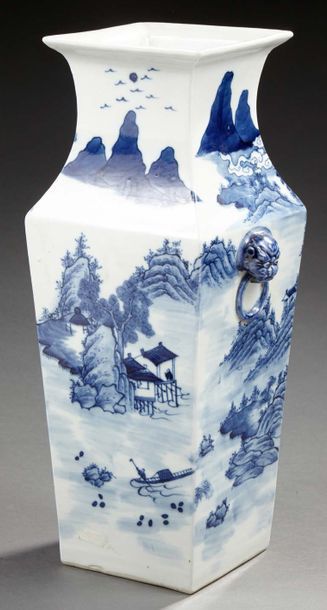 CHINE Vase quadrangulaire en porcelaine, décoré en bleu sous couverte de paysages...