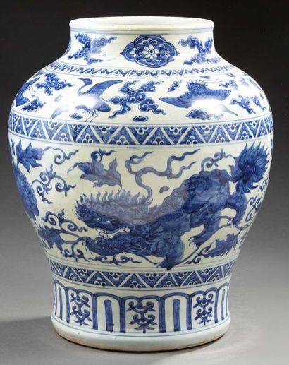 CHINE Potiche Guan en porcelaine décorée en bleu sous couverte dans le style des...