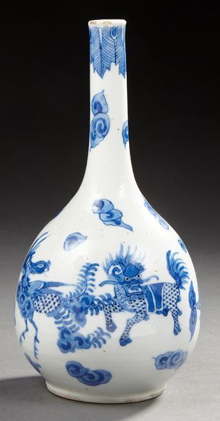 VIÊT NAM Petit vase bouteille à long col étroit en porcelaine décoré en bleu sous...