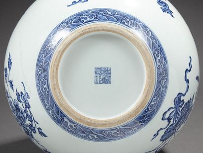 CHINE Important vase tianqiuping en porcelaine décoré en bleu sous couverte de grenades,...
