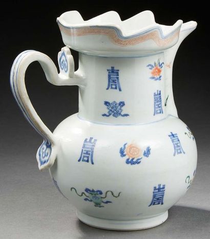 CHINE Verseuse à vin de style archaîque en porcelaine décoré en bleu sous couverte...