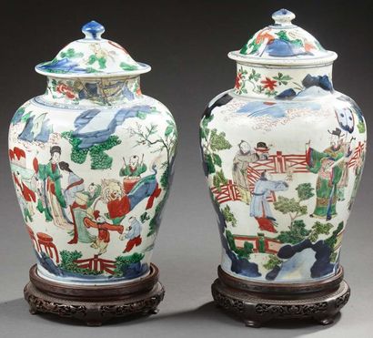 CHINE Deux potiches couvertes de forme balustre en porcelaine décorées en émaux Wucaï...