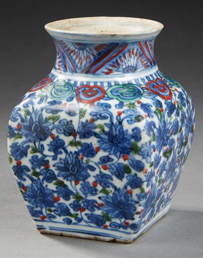 CHINE Vase en porcelaine de forme balustre à section carré décoré en emaux wucaî...