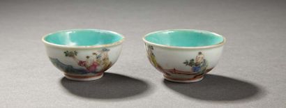 CHINE Deux bols miniatures en porcelaine de forme cylindrique décorés sur la paroi...