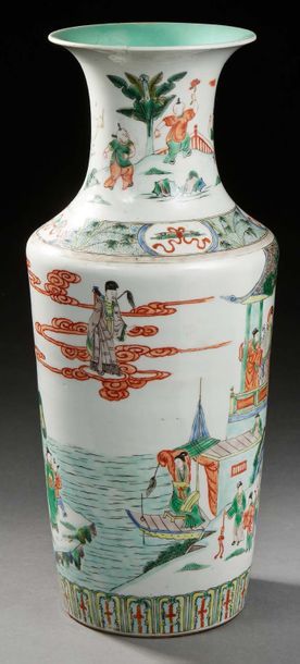 CHINE Vase rouleau en porcelaine décoré en émaux de la famille verte de scènes de...