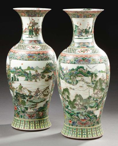 CHINE Paire de grands vases en porcelaine de forme balustre décorés en émaux de la...