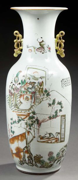 CHINE Vase en porcelaine de forme yenyen décoré en emaux de la famille verte à motif...