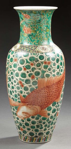 CHINE Grand vase en porcelaine de forme balustre décoré en émaux de la Famille verte...