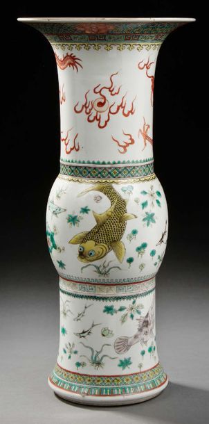 CHINE Grand vase de forme balustre en porcelaine décoré en émaux de la famille rose...