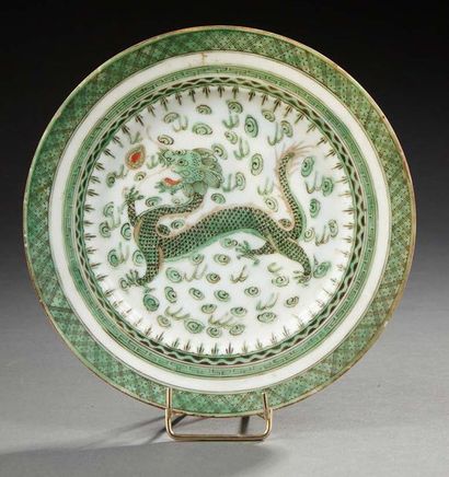 CHINE Assiette en porcelaine famille verte décorée au centre d'un dragon.
Diam. :...
