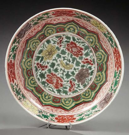CHINE Assiette en porcelaine famille verte ornée de fleurs et de motifs géométriques.
Diam....