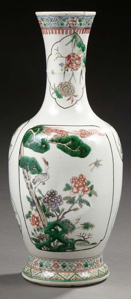 CHINE Vase de forme balustre à long col étroit en porcelaine décoré en émaux de la...