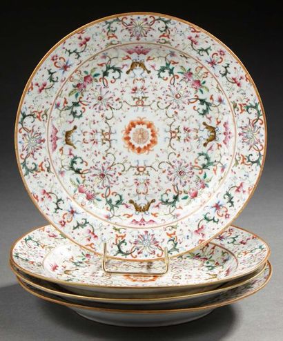 CHINE Rare suite de quatre assiettes circulaires en porcelaine décorées en émaux...