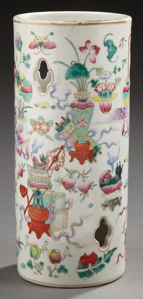 CHINE Vase rouleau en porcelaine blanche émaillée et ajourée à motifs floraux.
Période...