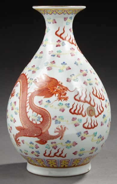 CHINE Vase en porcelaine décoré en émaux de la famille rose d'un dragon à cinq griffes...
