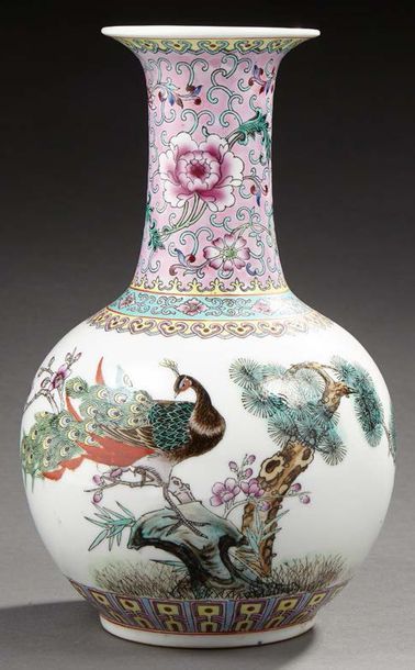CHINE Vase à col étroit en porcelaine blanche à motifs décoré en émaux de la famille...