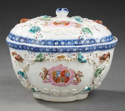 CHINE de COMMANDE Sucrier oval couvert en porcelaine décoré en emaux de la famille...