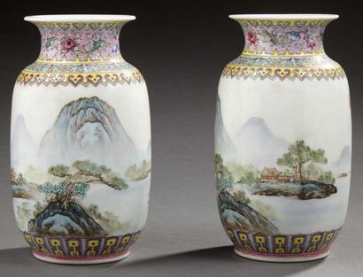 CHINE Deux petits vases de forme balustre en porcelaine décorés en émaux de la famille...