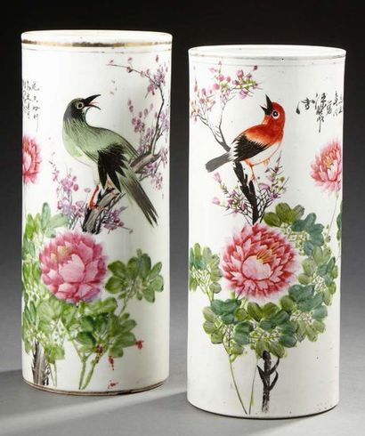 CHINE Deux vases rouleau en porcelaine émaillée à motifs d'oiseaux et calligraphies
Période...