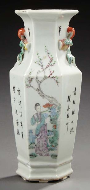 CHINE Petit vase hexagonal en porcelaine décoré en émaux de la famille rose de deux...
