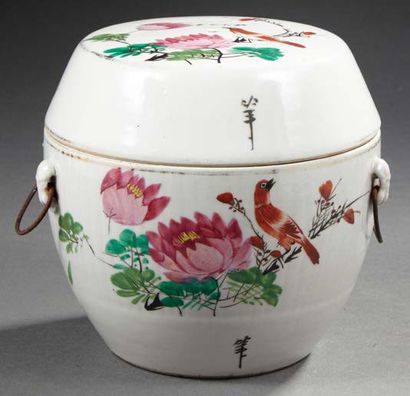 CHINE Pot couvert en porcelaine émaillée à motifs d'oiseaux et calligraphies
Période...
