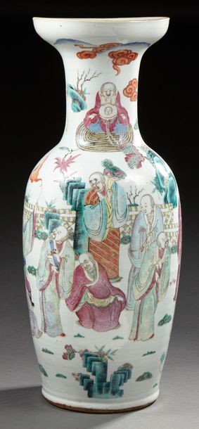CHINE Grand vase en porcelaine de forme balustre décoré en émaux de la Famille rose...