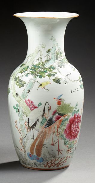 CHINE Vase en porcelaine de forme balustre décoré en émaux de la famille rose d'oiseaux...