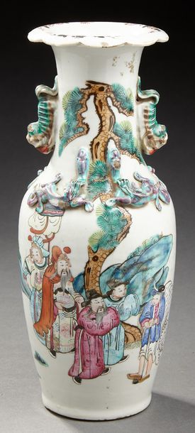 CHINE Petit vase de forme balustre en porcelaine décoré en émaux de la famille rose...