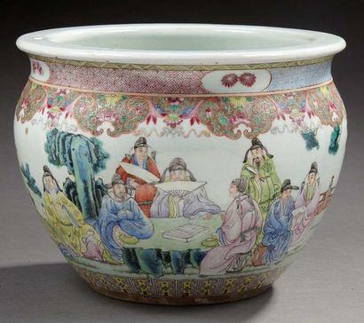 CHINE Vasque circulaire en porcelaine décorée en émaux de la famille rose, de personnages...