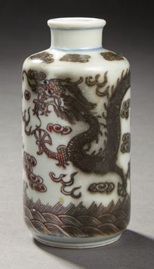CHINE Petit vase cylindrique en porcelaine décoré en rouge de cuivre de deux dragons...