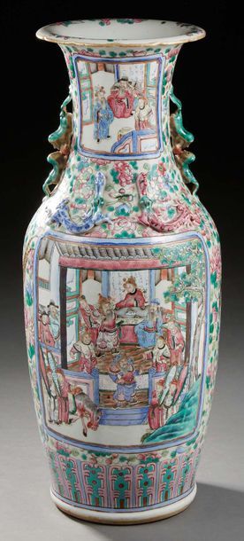 CHINE Grand vase à anses en porcelaine émaillé à motif de scène d'intérieur de palais
Nankin,...