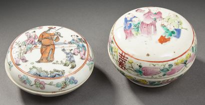 CHINE Trois boites couverte circulaire en porcelaine décorées en émaux de la famille...