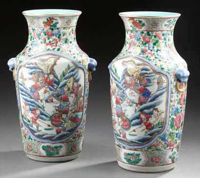 CHINE Paire de vases en porcelaine de forme balustre, décorées en émaux de la famille...